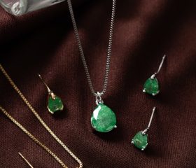 CONJUNTO COLAR E BRINCOS ESMERALDA VIVA